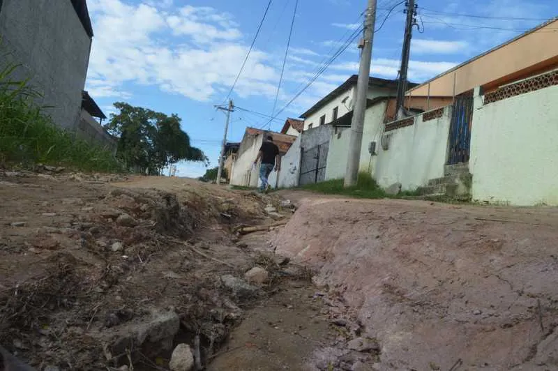 Ruas do bairro Santo Expedito estão abandonadas, tomadas pela mato, lama ou poeira