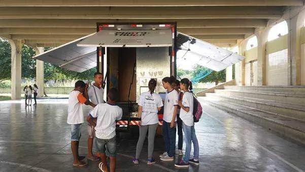 Unidade é equipada com com câmeras, impressoras e internet