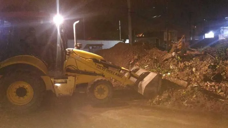 Os obstáculos são feitos com entulhos e impedem a circulação de veículos na região.