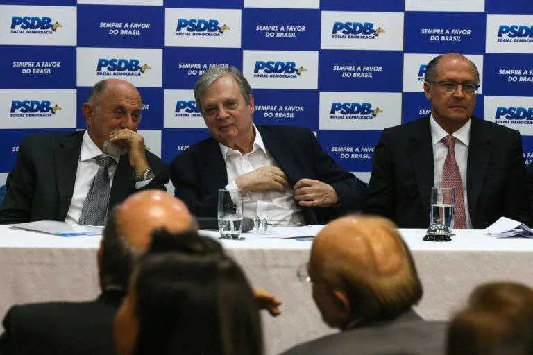 Permanência do PSDB no governo Temer pode ser arriscada, avaliam especialistas