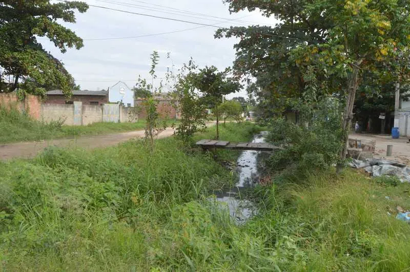  Moradores pedem a limpeza do valão que corta o Vale do Sol, loteamento de São Joaquim