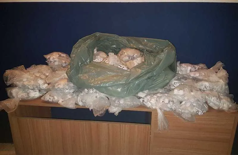 Policiais encontraram drogas em terreno baldio, em Guriri