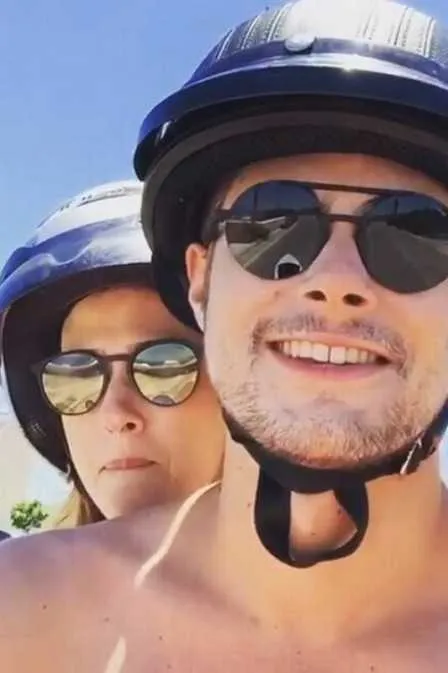 Tatá Werneck e Rafael Vitti estão em viagem pela Europa e passaram o Dia dos Namorados juntinhos em Santorini, na Grécia. O ator escreveu nas redes sociais sobre a comediante, mas deixou claro que não estão juntos. "Um dia ouvi na rua alguém dizendo 'Se você ainda consegue rir do seu parceira(o), é por que o amor não está perdido' ou algo parecido com isso. Se você fosse minha namorada, ficaria com você pra sempre", escreveu. "Melhor do que passar o dia dos namorados com a namorada, é passar o dia dos namorados com a Tatá. Aliás recomendo Tatá pelo menos 2 vezes na semana, 3 doses por dia para: stress, mau-humor, falta de criatividade, melhor circulação do sangue, dengue e febre amarela. Tatá é a pessoa mais especial que eu já conheci", completou. 