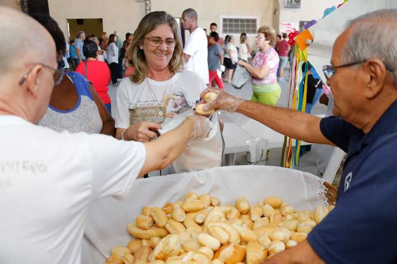 O padre Ricardo Mota contou que foram distribuídos cerca de sete mil pães na igreja da Covanca