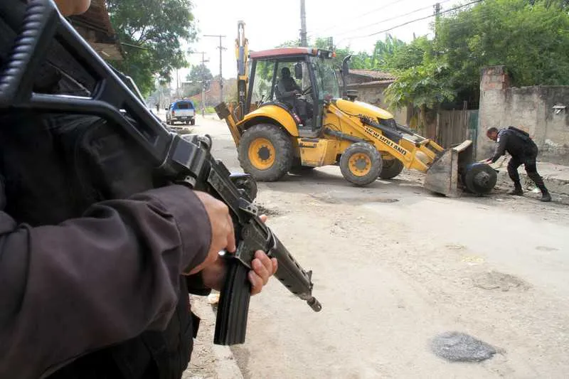 Policiais militares percorreram mais de 10 ruas da Favela da Caroba, em Santa Luzia, após denúncia de que traficantes estavam obstruindo as vias com blocos de concreto, sofás e outros objetos
