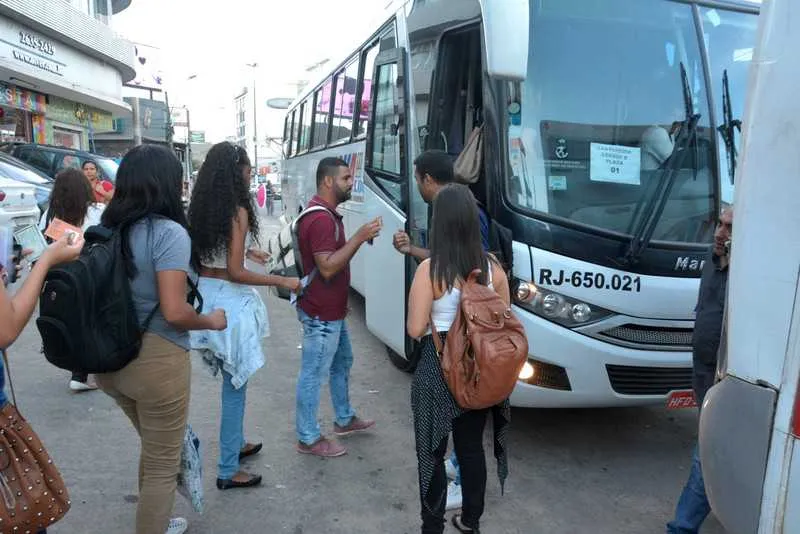 Ônibus têm locais e horários definidos de saída de vários bairros e não param em outros pontos