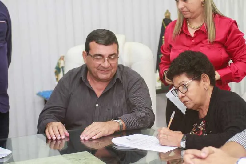 A renovação do convênio da Apae foi realizada no gabinete do prefeito na manhã de ontem