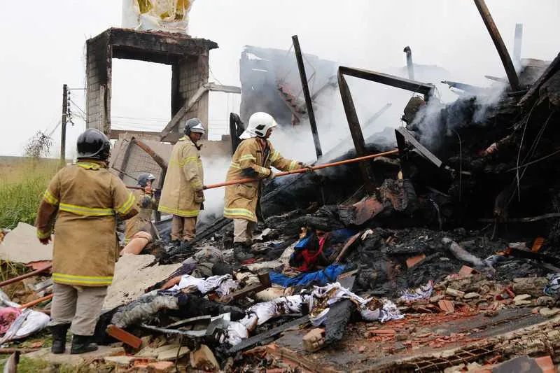 O incidente na fábrica teria começado a partir de um incêndio em vegetação perto do local. Defesa Civil também interditou residência