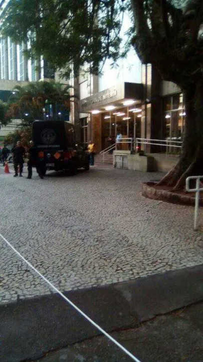 A movimentação durou cerca de quarenta minutos e chamou a atenção de quem passava no local. 