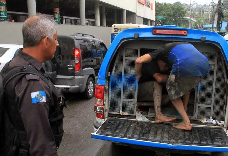 Os acusados de integrar o tráfico de drogas no Jardim Catarina foram conduzidos à 74ª DP