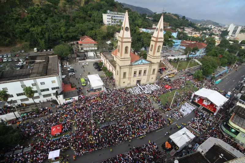 Imagem ilustrativa da imagem Tapetes juntam 50 mil fiéis em SG