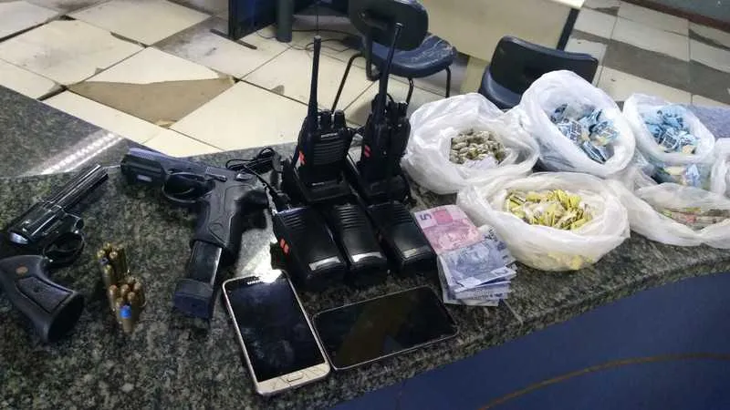Na ação, PMs apreenderam uma pistola, um revólver, drogas, além de rádios transmissores