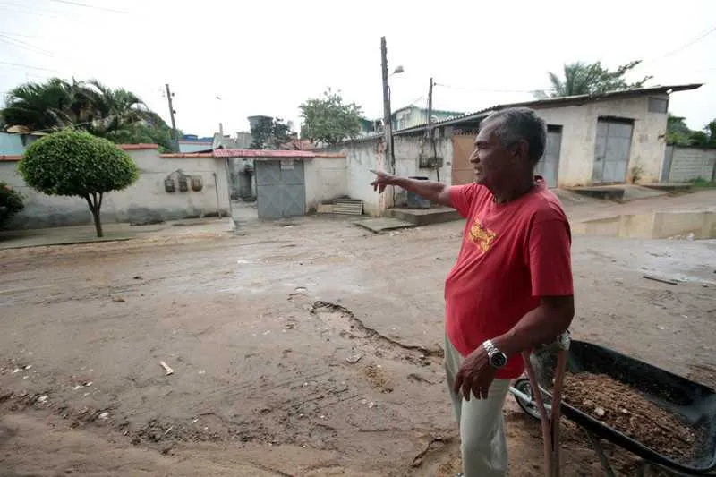 João Nascimento disse que tem que desobstruir os bueiros para não ter casa invadida por água