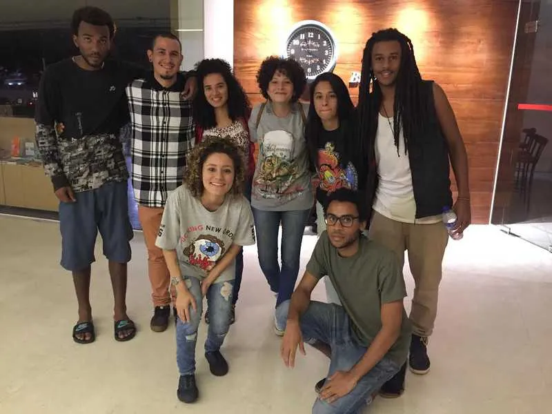 O professor Antônio Neves foi surpreendido pela família, com uma festa de aniversário, que teve participação de Renilda Rosa interpretando Clara Nunes.
