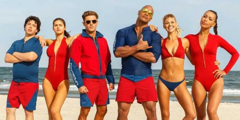 Mitch Buchannon (Dwayne Johnson) é um devoto salva­-vidas, orgulhoso do seu trabalho. Enquanto está treinando o novo e exibido recruta Matt Brody (Zac Efron), os dois descobrem uma conspiração criminosa no local que pode ameaçar o futuro da baía.