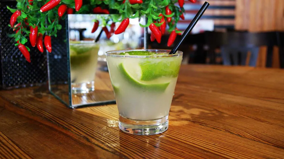 A sugestão de À Mineira Gourmet, em Niterói, é a tradicional caipirinha, mas preparada com toque especial da cachaça de casa