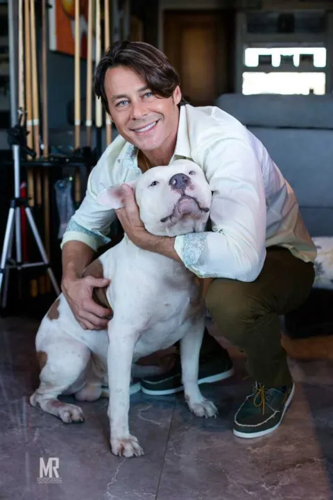 Além do corpo sarado e uma carreira de sucesso, o ator e apresentador Theo Becker tem uma forte ligação com os cachorros. Para ele, os cães possuem uma alma mais evoluída que a dos seres humanos. Segundo ele, desde pequeno, passava as tardes brincando com os pets e adorava todos os filmes de cachorro. O ator conta ainda que quando gravava uma novela em São Paulo, fazia questão de voltar para casa para passar um tempo com Jhonny, o amigo inseparável que fez parte de sua vida de 2004 a 2015. 