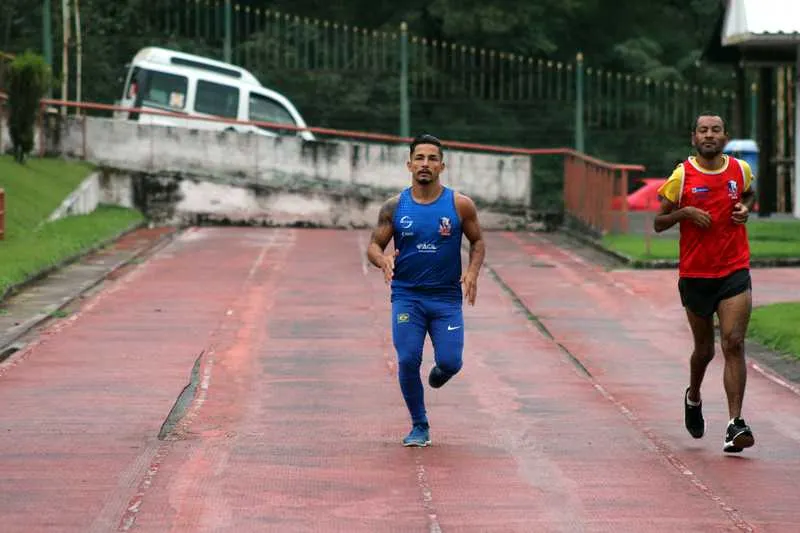 O atleta Fábio treina todos os dias na Associação Niteroiense dos Deficientes Físicos, em Maria Paula