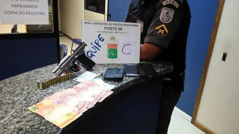  Segundo a polícia, jovens estava com uma pistola na RJ-124