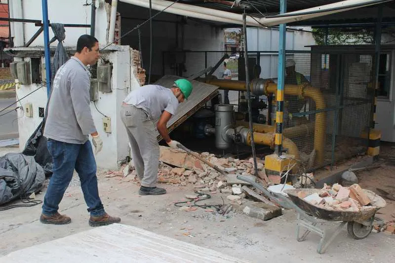  Criminosos perderam controle do veículo e colidiram contra o muro de fábrica, no Porto Velho