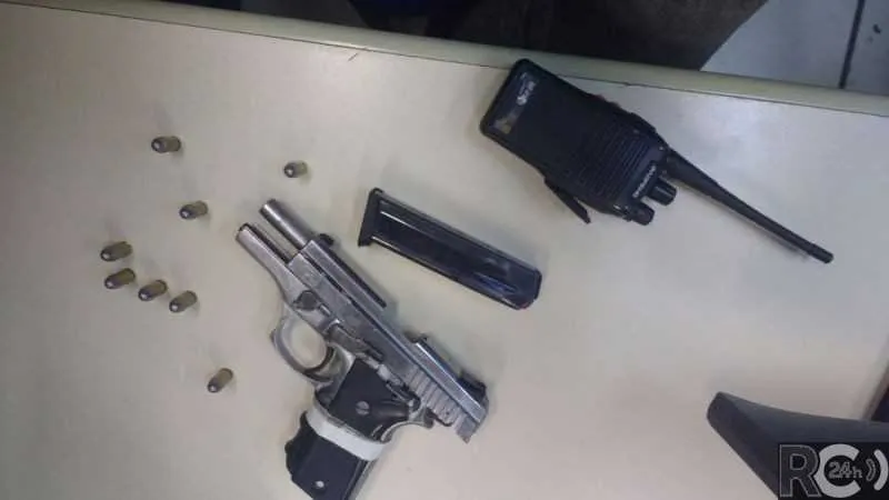  Policiais encontraram uma pistola e um rádio transmissor abandonados numa área de mata
