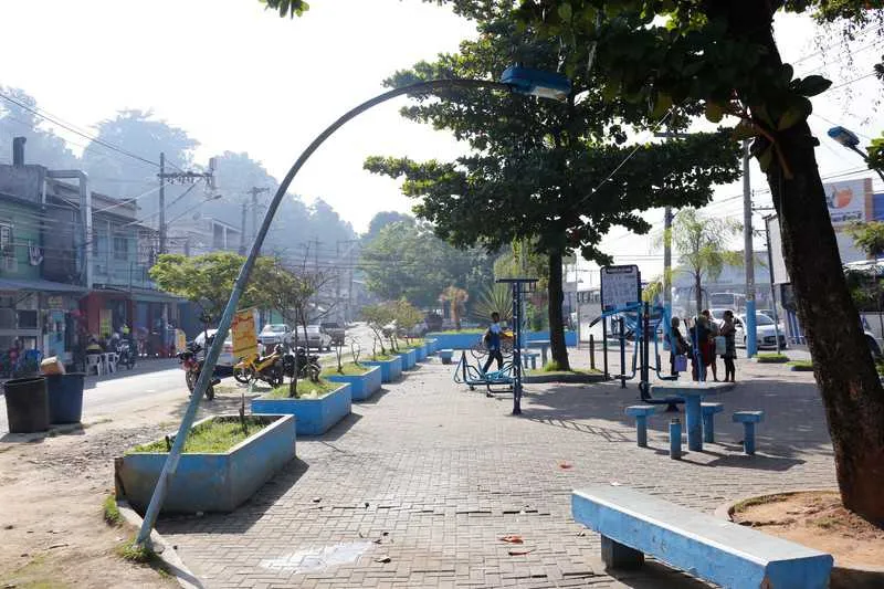 Na Praça de São Miguel, vendedor ambulante monta à noite, um ‘restaurante’ em meio à área de lazer