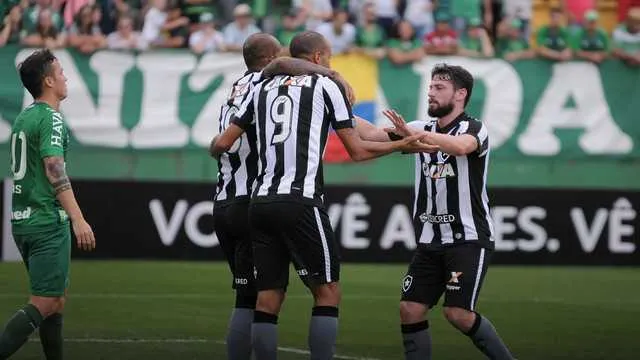 Roger recebeu o abraço dos companheiros após abrir o placar