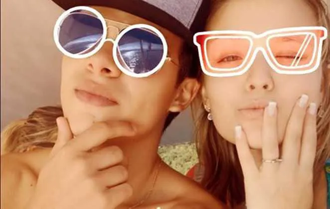 E quem também curtiu o feriadão nas praias do Sul Fluminense foram Larissa Manoela e Thomaz Costa. Sem assumirem o romance publicamente, os dois têm sido vistos juntos em todos os cantos. Em 2012, quando atuavam juntos em "Carrossel", os atores de 16 e 17 anos, respectivamente, namoraram, e são alvos de especulações sobre a reconciliação desde março. 