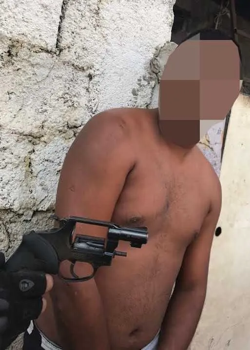 O homem foi preso com arma