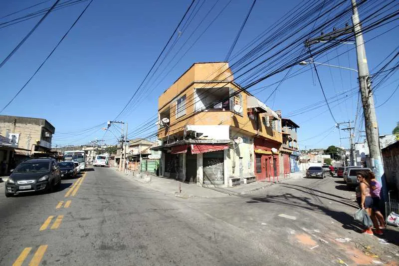 Vítimas foram atingidas por balas perdidas quando passavam pela Rua Abílio José de Mattos, no Porto da Pedra. Acusado de efetuar os disparos foi preso pela PM