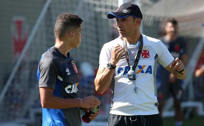 O atacante Paulinho recebeu orientações de Milton Mendes