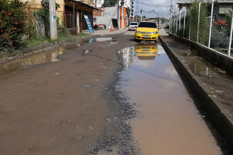 Ruas ficam em estado ainda pior em dias após as chuvas - esburacadas e com poças de água