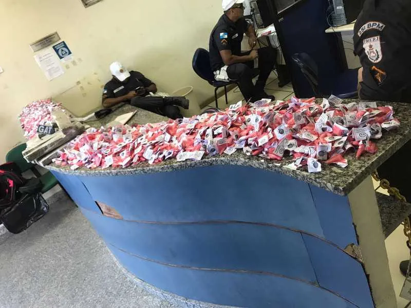 Em São Pedro, dois homens foram presos após abandonarem drogas em uma área de mata