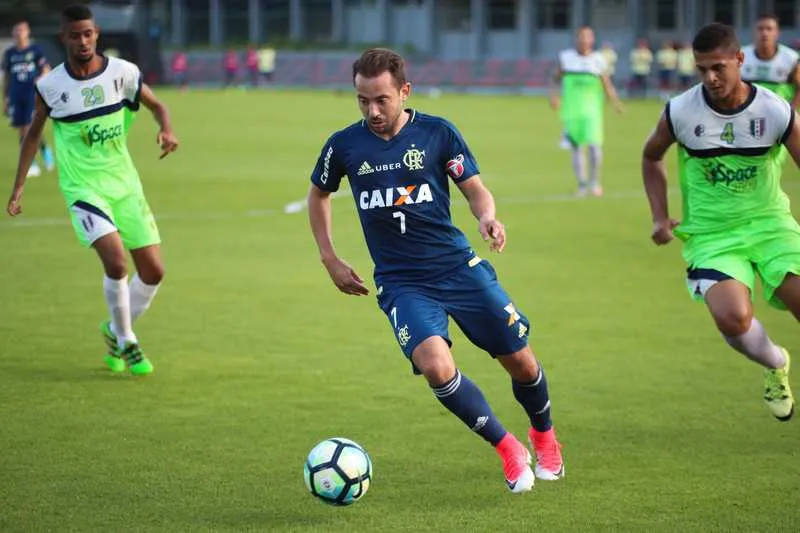 O meia Everton Ribeiro mostrou no jogo-treino que está em forma
