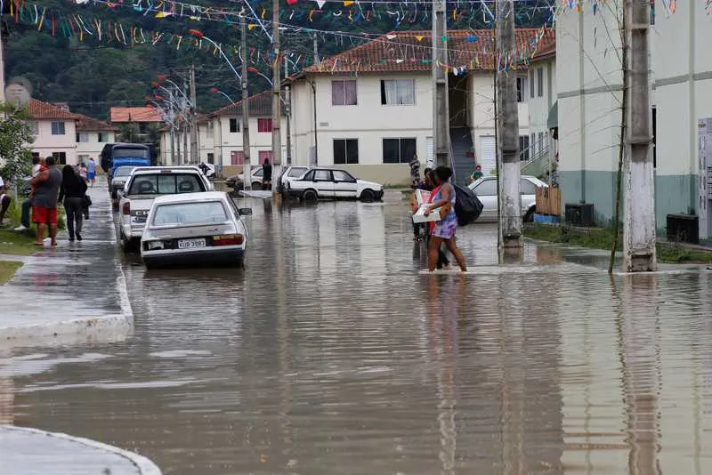 Ruas do condomínio, em Itaipuaçu, ficaram completamente submersas e alguns apartamentos foram invadidos pela inundação