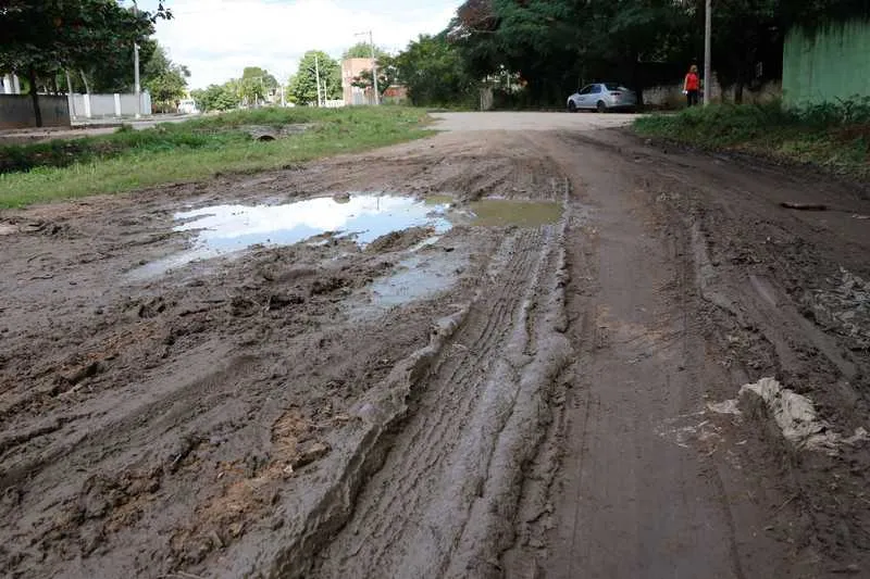 As ruas do bairro estão cheias de buracos que, nos dias de chuva, forma lagoas de lama