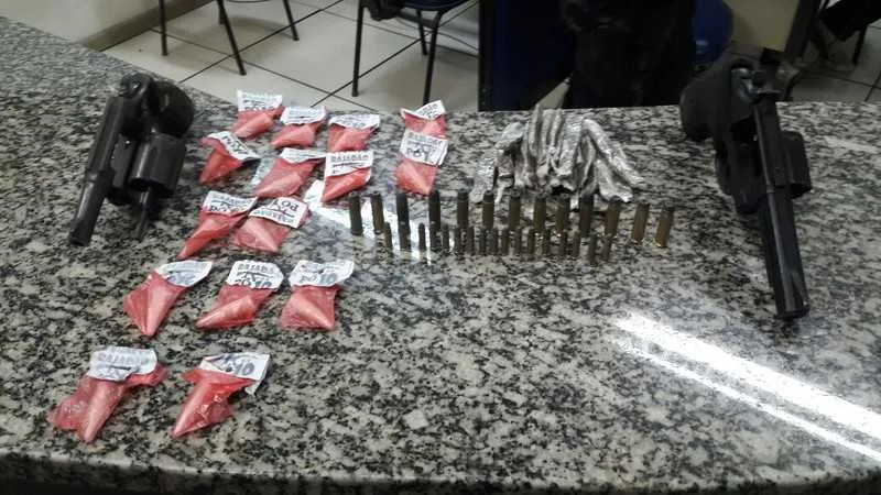 Durante ação em São Pedro da Aldeia, policiais apreenderam duas armas, munições e drogas

