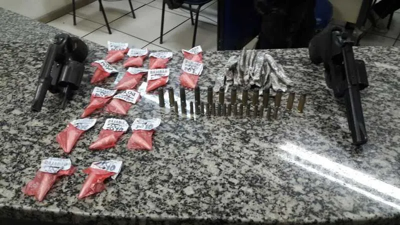 Durante ação em São Pedro da Aldeia, policiais apreenderam duas armas, munições e drogas

