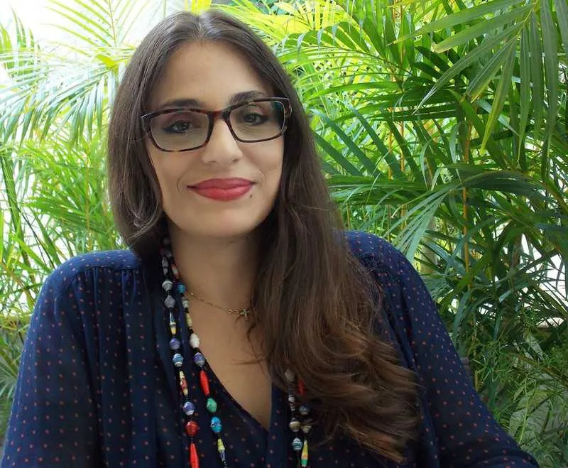 "Entre imagens para guardar", da autora paulista Mariana Ianelli, é uma verdadeira valorização do lirismo das crônicas. Mesmo para os fãs de ensaios ou romances, nada como variar a leitura com boas crônicas cotidianas. Os temas variam de familiares a notícias do mundo, de filmes e livros ao universo da pintura. A obra com 70 crônicas e já disponível nas principais livrarias do país, é da editora Ardotempo.