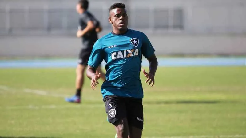 Marcos Vinícius vem treinando com o elenco há duas semanas