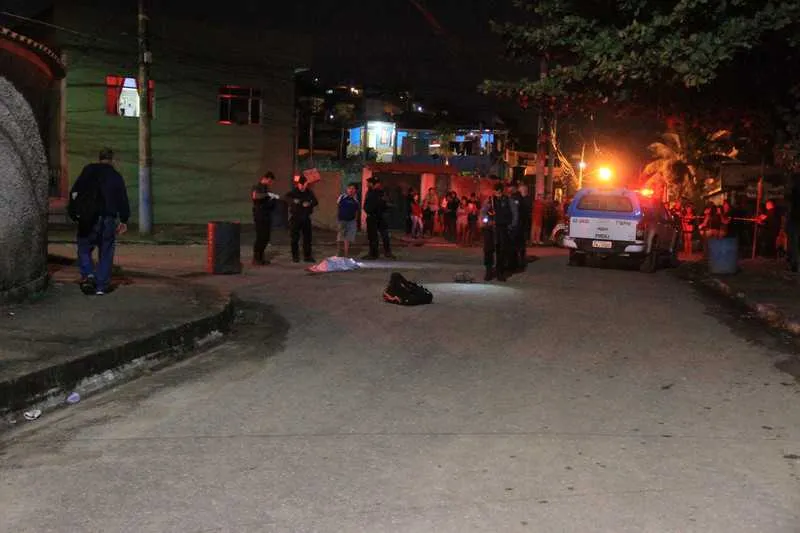 Atingida com dois tiros na cabeça, vítima morreu no local