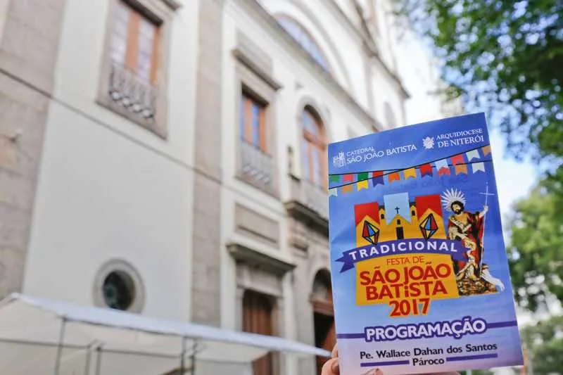 A festa de São João começa hoje com as barracas de comidas típicas e show do Bonde Bem Docinho
