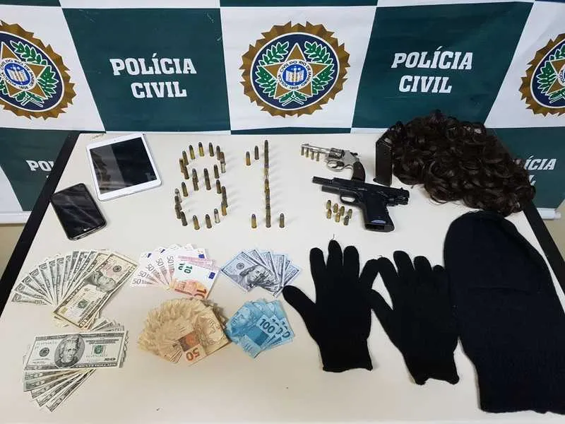 Segundo a polícia, ele confessou ter participado do crime com outros dois homens, que ainda não foram identificados. 