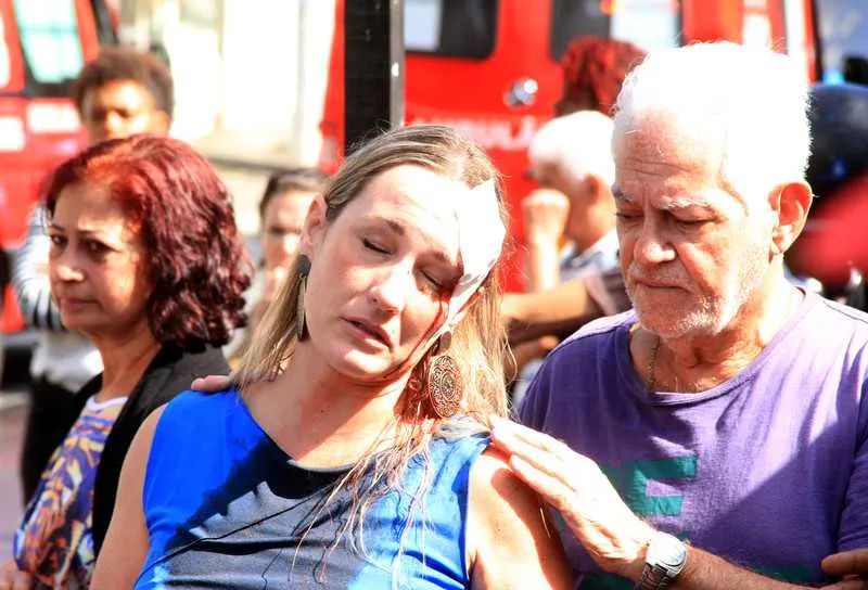 Luciana, que estava em processo de separação do marido, voltava da Defensoria Pública quando viu o marido armado com a filha no colo. 