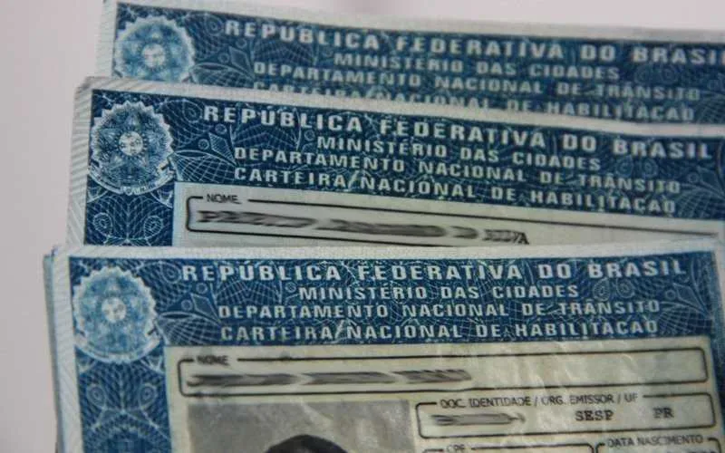 Condutores terão que entregar as carteiras por terem atingido o limite de 20 pontos em multas

