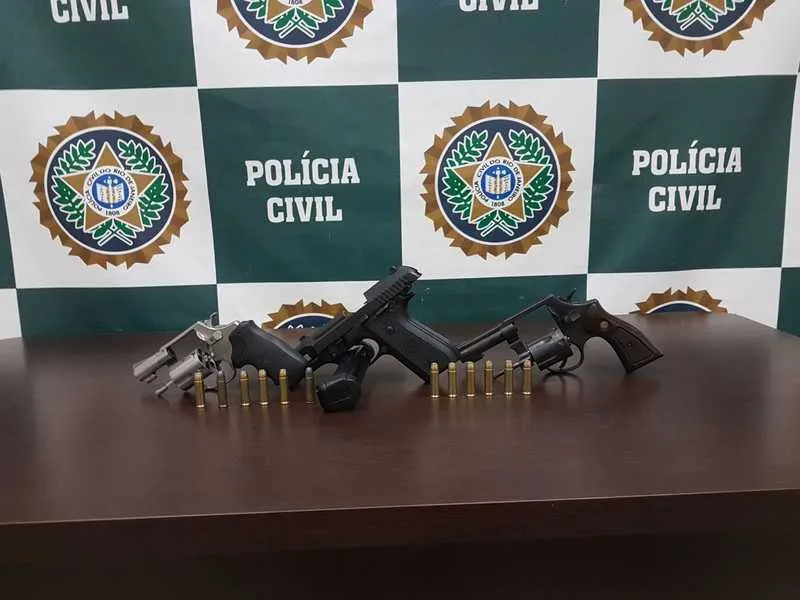 Pístola e revólveres estavam em casa de suspeito de ameaça