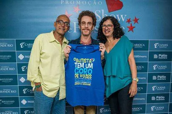 Uma das ganhadoras da promoção de "Dia dos Namorados" do Pátio Alcântara, a professora Mila Ferreira levou ao camarim do cantor Nando Reis um presente especial: uma blusa da campanha sobre o autismo, transtorno que afeta seu filho de 17 anos. “Fiquei extremamente feliz em ter ganhado a promoção do shopping, que me proporcionou a chance de assistir a um espetáculo maravilhoso”, comentou Mila. A apresentação ocorreu em casa na Barra da Tijuca, Rio. 