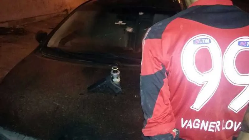 Segundo PMs, rapaz estava com réplica de pistola e granada