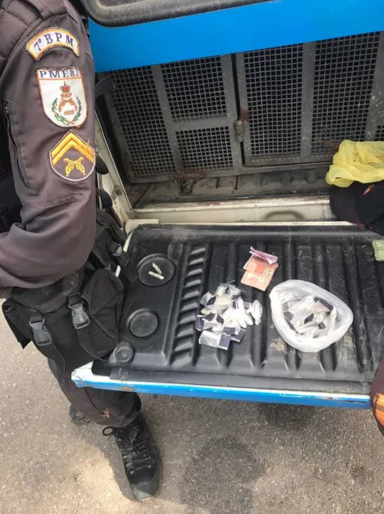 O acusado e o material foram encaminhados para a central de flagrantes da 73ªDP (Neves) para registro do caso.