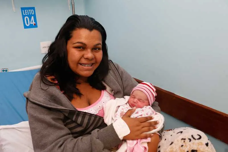 A dona de casa Paola Cristina Batista deu a luz a terceira filha e também fez ligadura de trompas